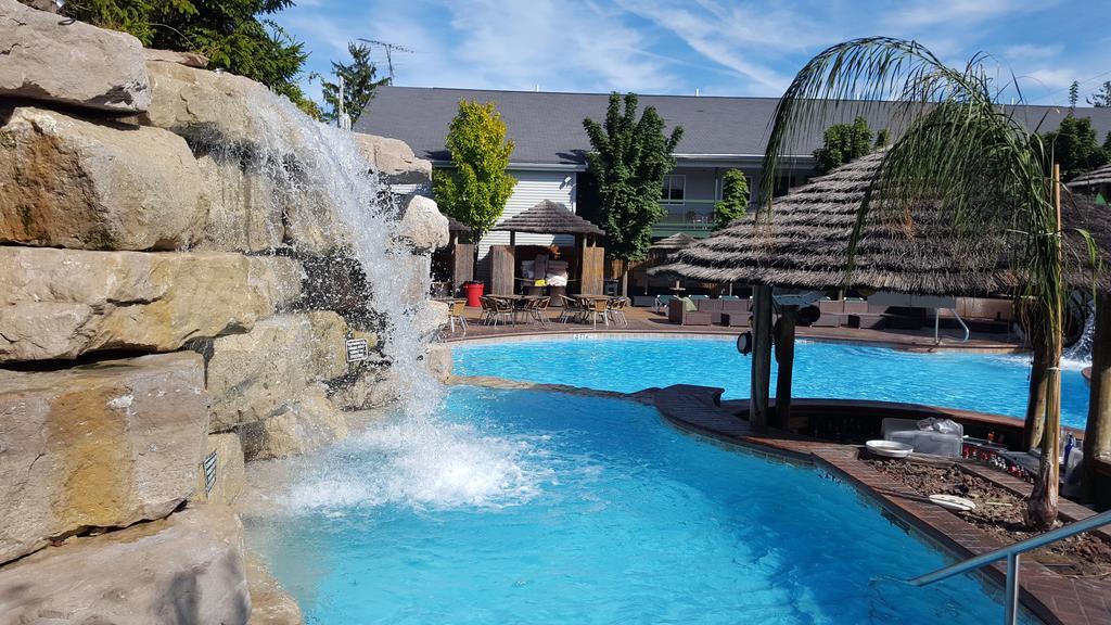 פוט-אין-ביי Commodore Resort מראה חיצוני תמונה