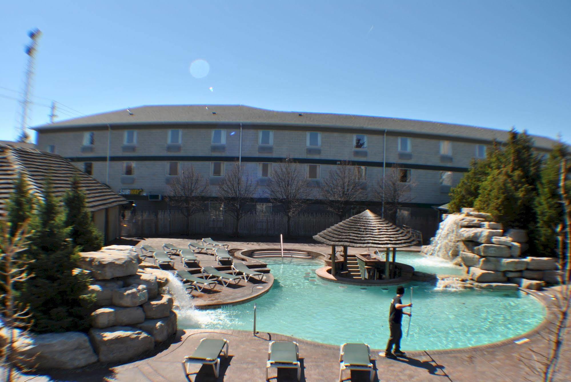 פוט-אין-ביי Commodore Resort מראה חיצוני תמונה